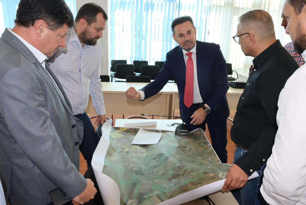            Iustin Cionca: Am cerut ca proiectul drumului expres Arad-Oradea să țină cont de investițiile din zona Șofronea-Curtici

 